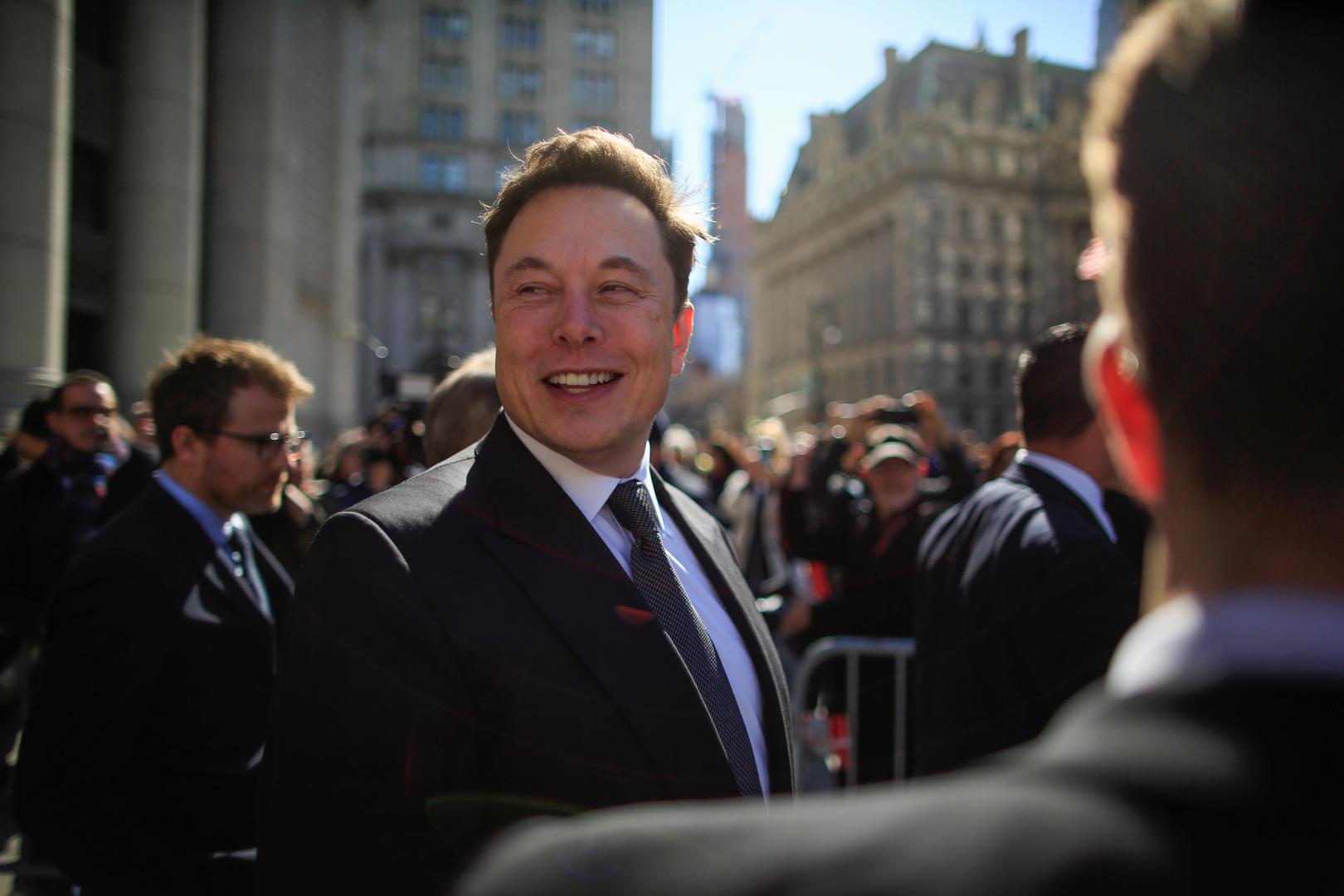 Elon Musk bio je ljubitelj tehnologije i zanimao ga je svemir od malih nogu. Još kao 12- godišnji dječak, ovaj inovator, kreirao je video igricu Blastar i prodao je za 500 dolara. To su bili njegovi počeci, a danas je jedan od najpoznatijih i najbogatijih inovatora na svijetu. 