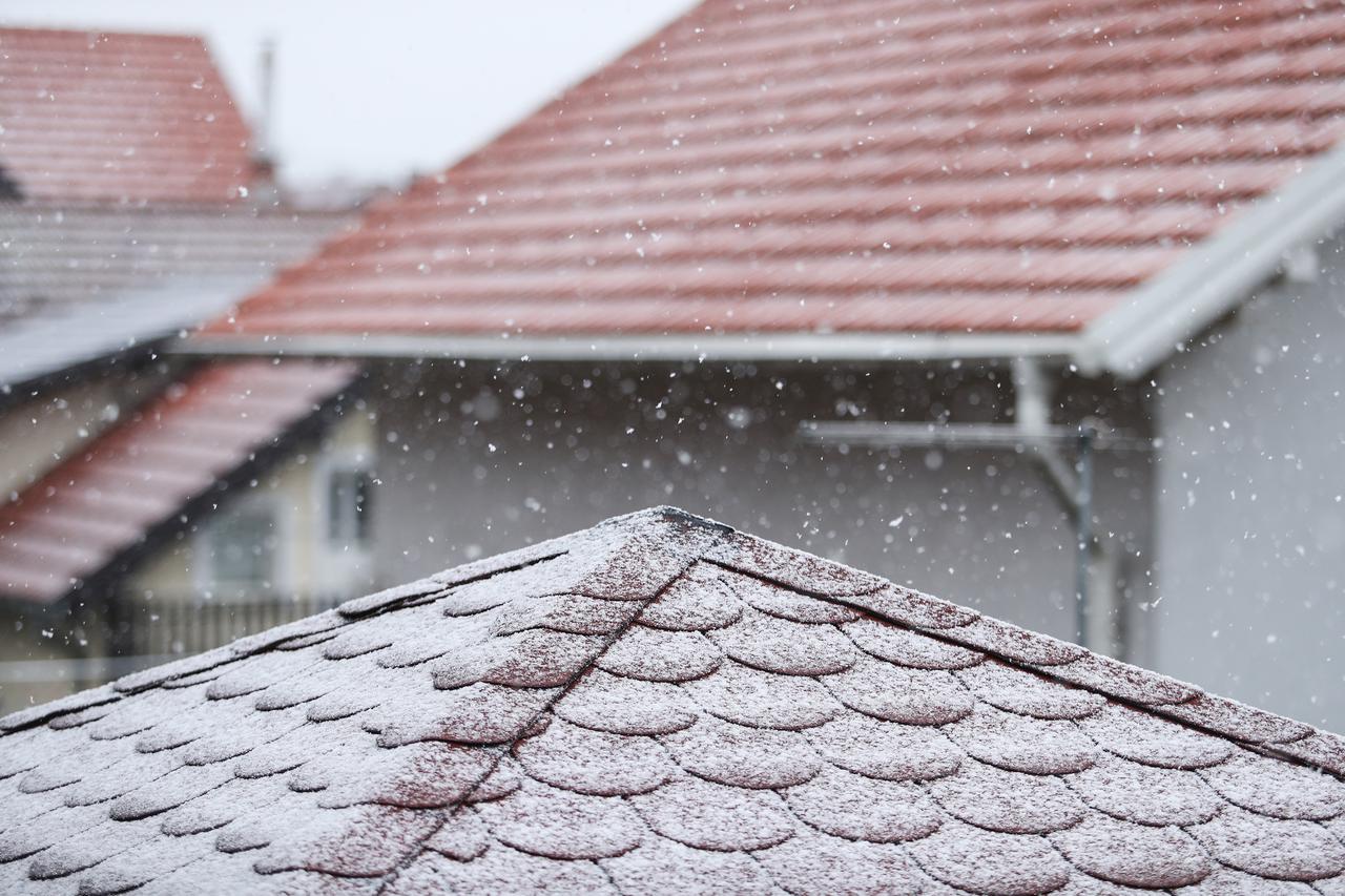 U Zagrebu nakon kiše počeo padati snijeg