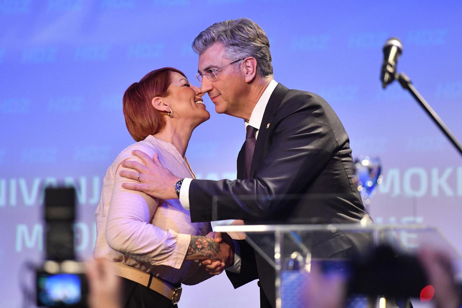 Saborska zastupnica Boška Ban Vlahek od danas je članica HDZ-a, nakon što joj je premijer Andrej Plenković uručio člansku iskaznicu tijekom obilježavanja 36. godišnjice osnutka stranke u Međimurskoj županiji.