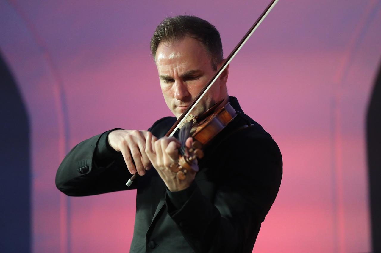 Zagreb: Stefan Milenković održao je koncert na sceni Amadeo