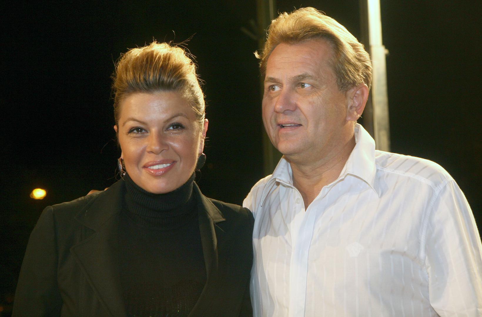 Mia Begović i Željko Žnidarić bili su u braku šest godina, a njihov razvod obilježila je mučna borba za imovinu. Glumica je nakon razvoda ostala u stanu u Masarykovoj ulici. 

