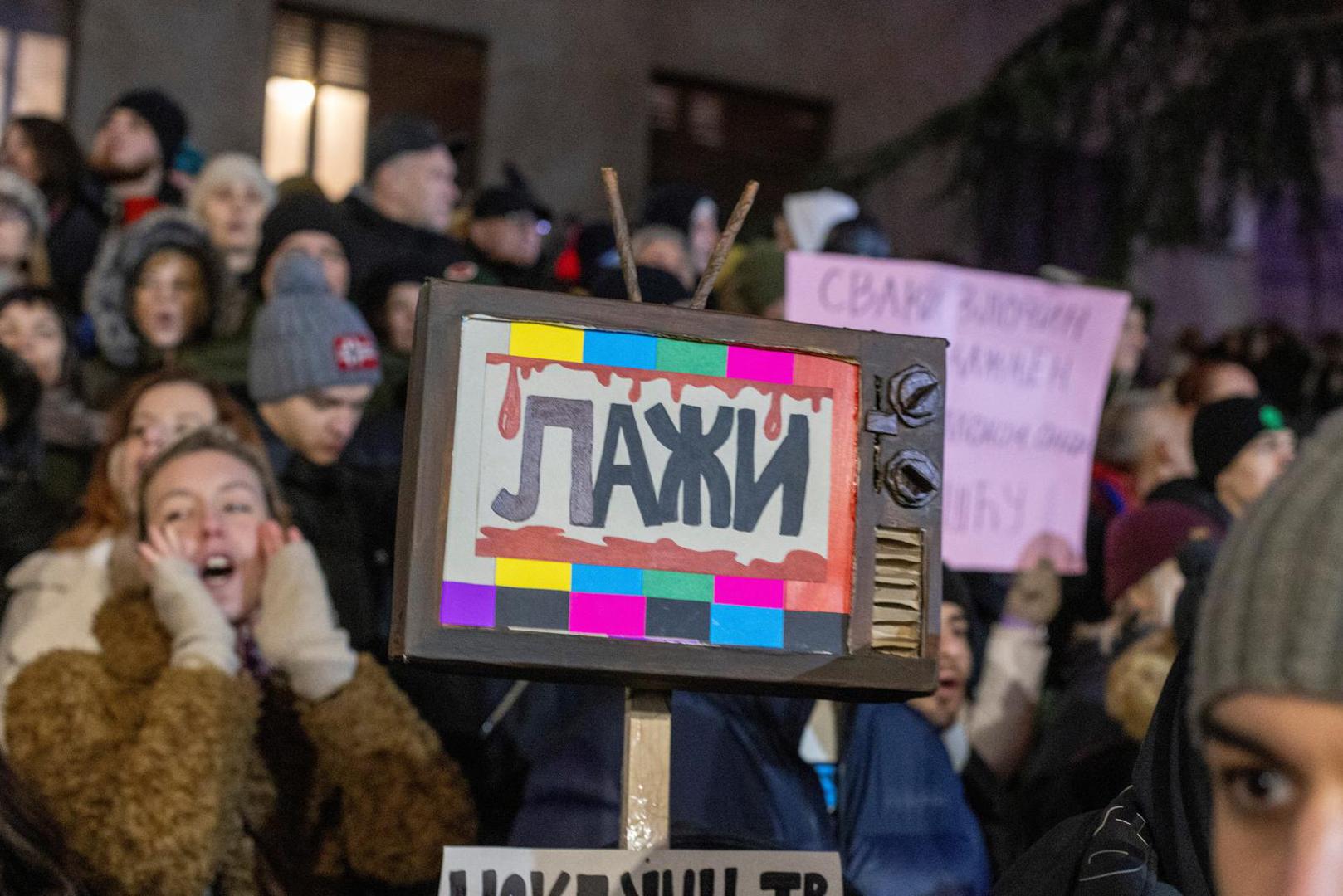 U blokadi je šezdesetak fakulteta ispred kojih studenti svakodnevno organiziraju 15-minutnu šutnju, odajući počast žrtvama novosadske tragedije.