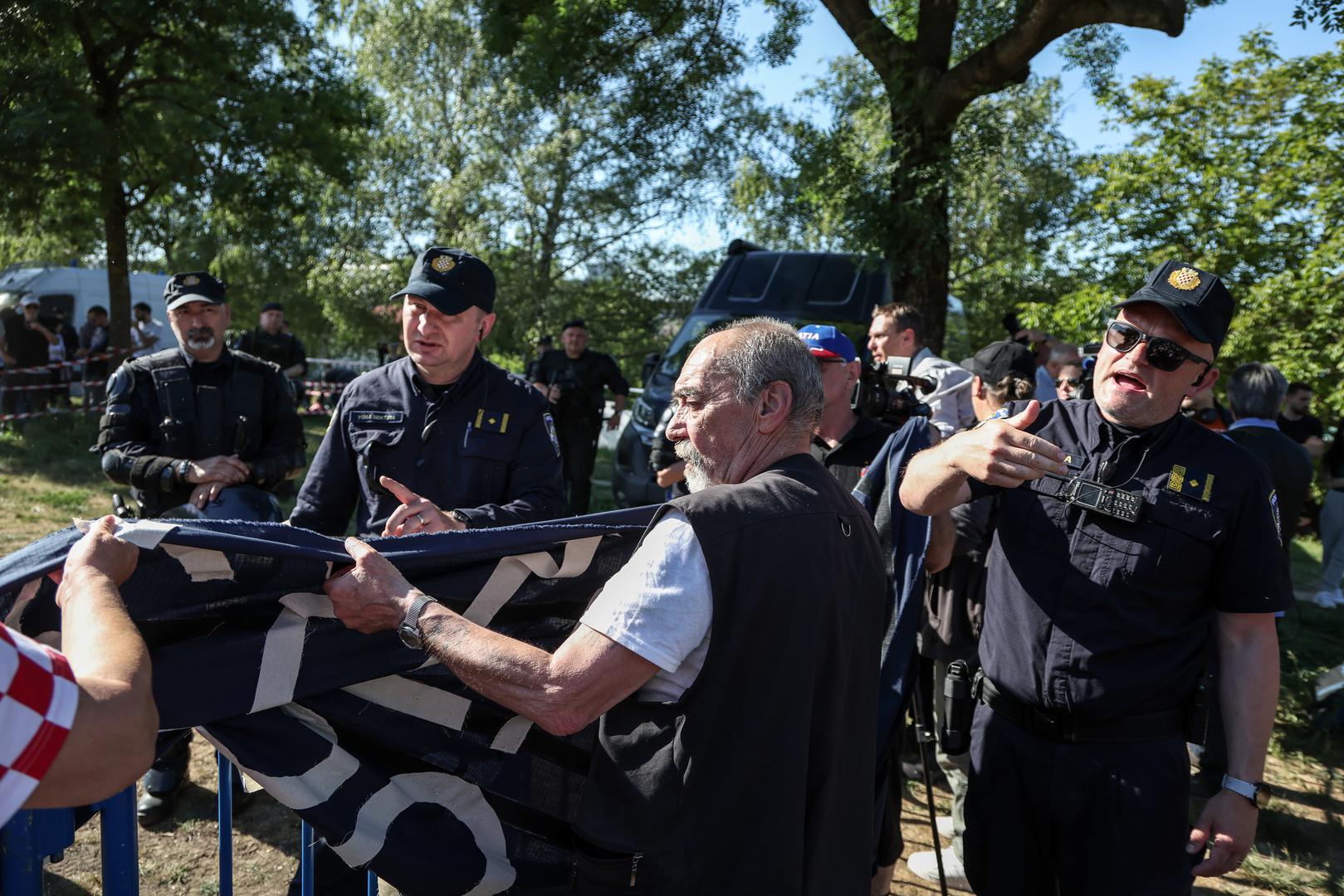 Na terenu su cijelo vrijeme bile raspoređene jake snage interventne i specijalne policije koje su kordonom razdvajale sudionike manifestacije i prosvjednike kako ne bi došlo do ozbiljnijih incidenata.