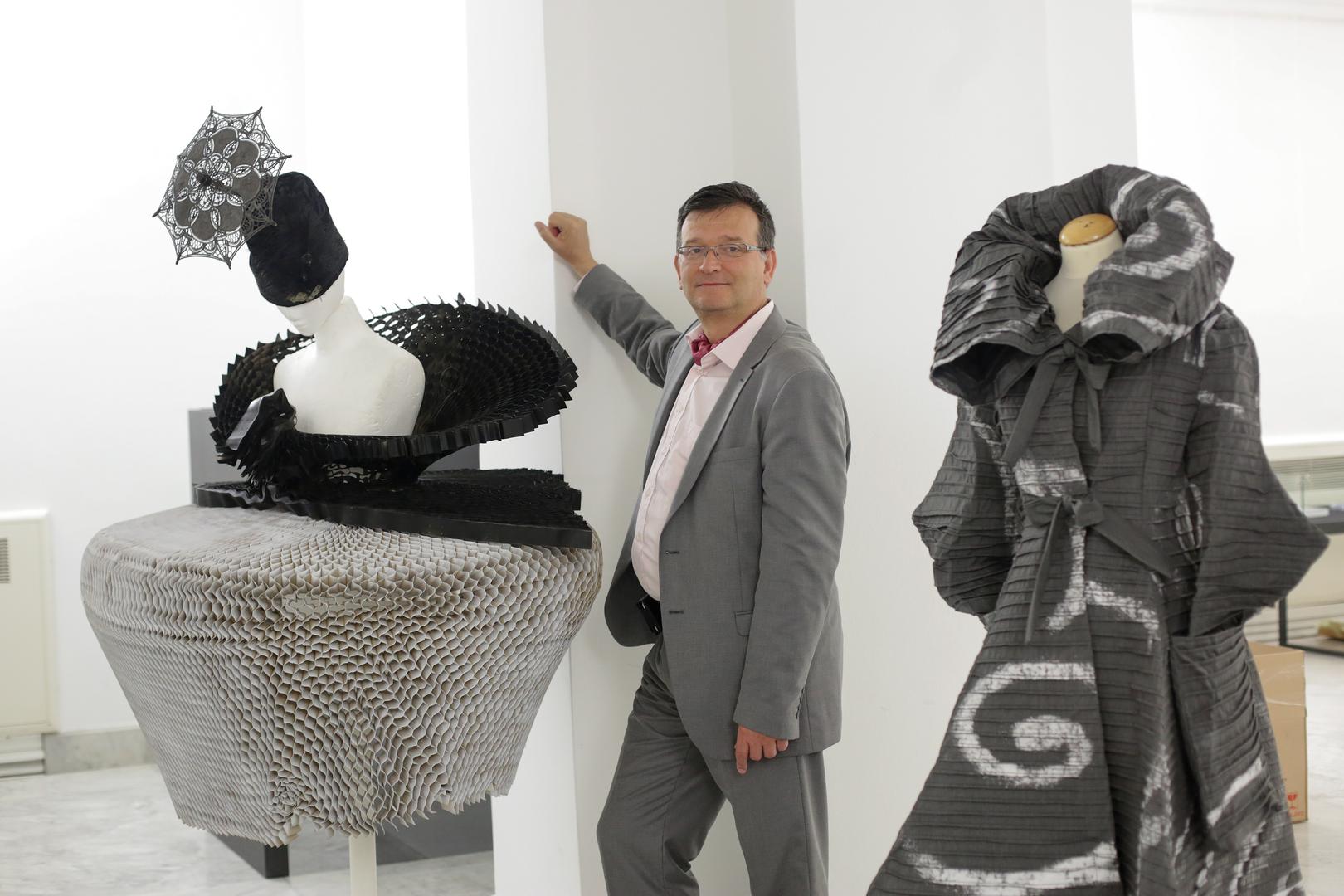 Tema je “(Ne)primjenjivost primijenjene umjetnosti”, a osmislio ju je Nikola Albaneže. Uvrštena su i djela Ivane Bakal te Milene Rogulj