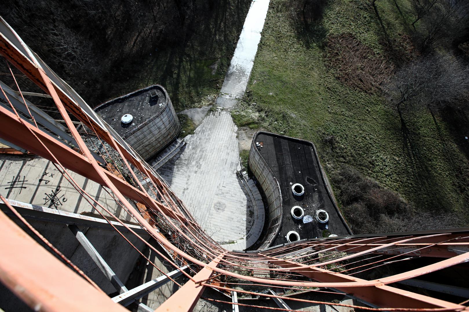 Svečano otvoren 1981. godine, spomenik je posvećen antifašističkoj borbi i žrtvama naroda Korduna i Banije, prije svega Srbima