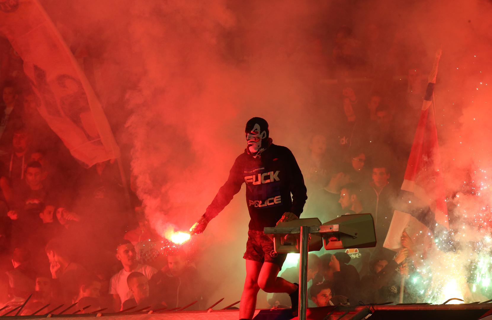 No, kako to već biva, nisu se mogli suzdržati od baklji. Baš kao i Armada u milanu, i Torcida je napravila veliku bakljadu.