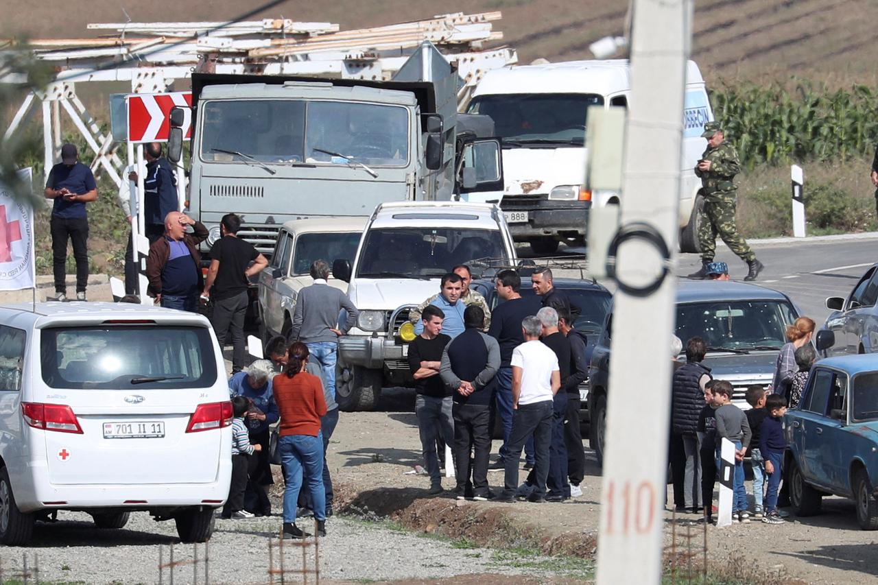 Refugees from Nagorno-Karabakh region arrive at an Armenian checkpoint in Kornidzor