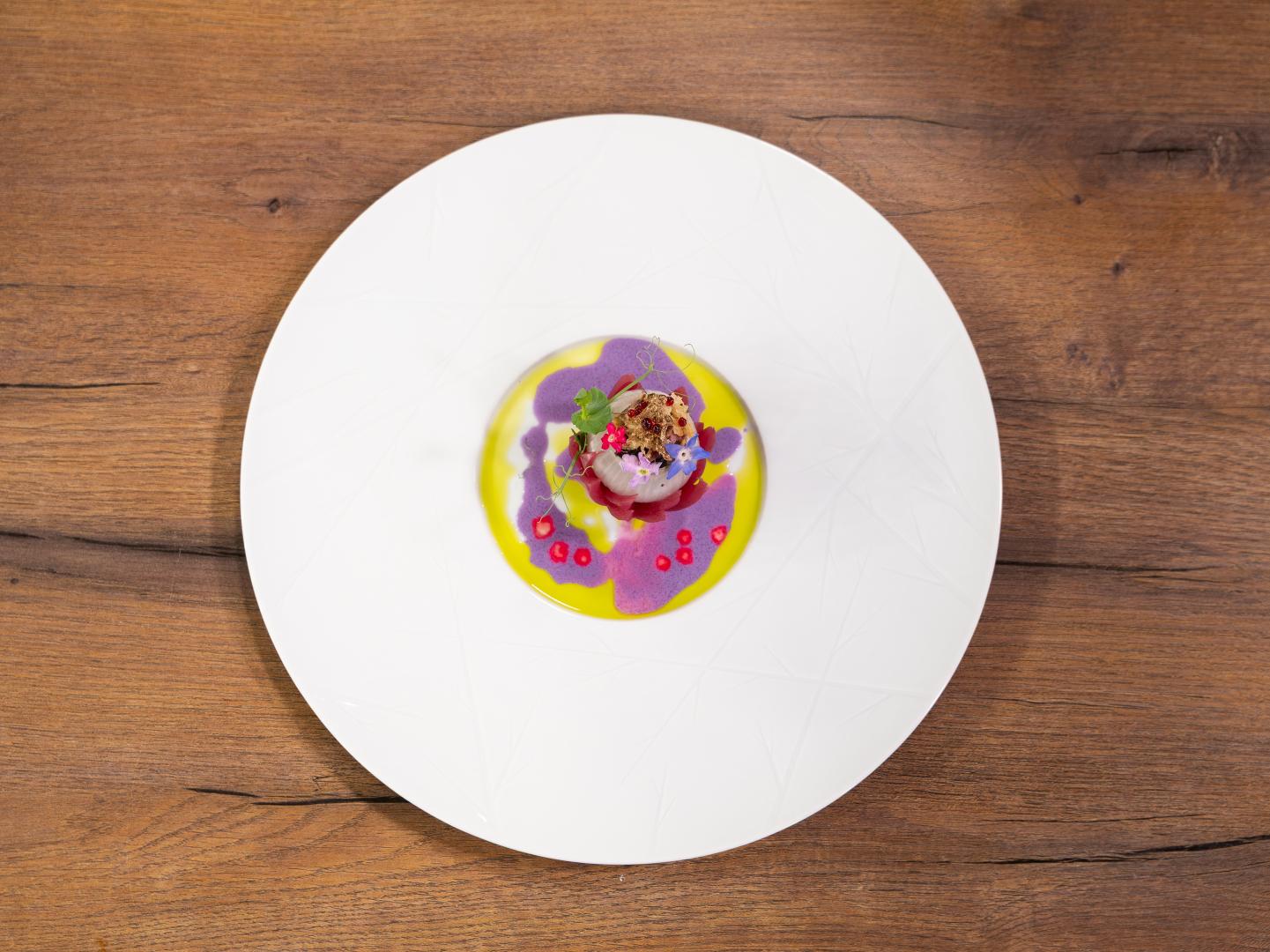 Nakon poraza u gastro izazovu, članove crvenog tima čekaju nominacije i odluka o tome tko će se morati boriti za ostanak u MasterChefu. Ovoga puta s njima će biti i Jakov Livaja, član zelenog tima koji je crvenima bio posuđen kako bi se izjednačio broj kandidata tijekom timskog izazova.