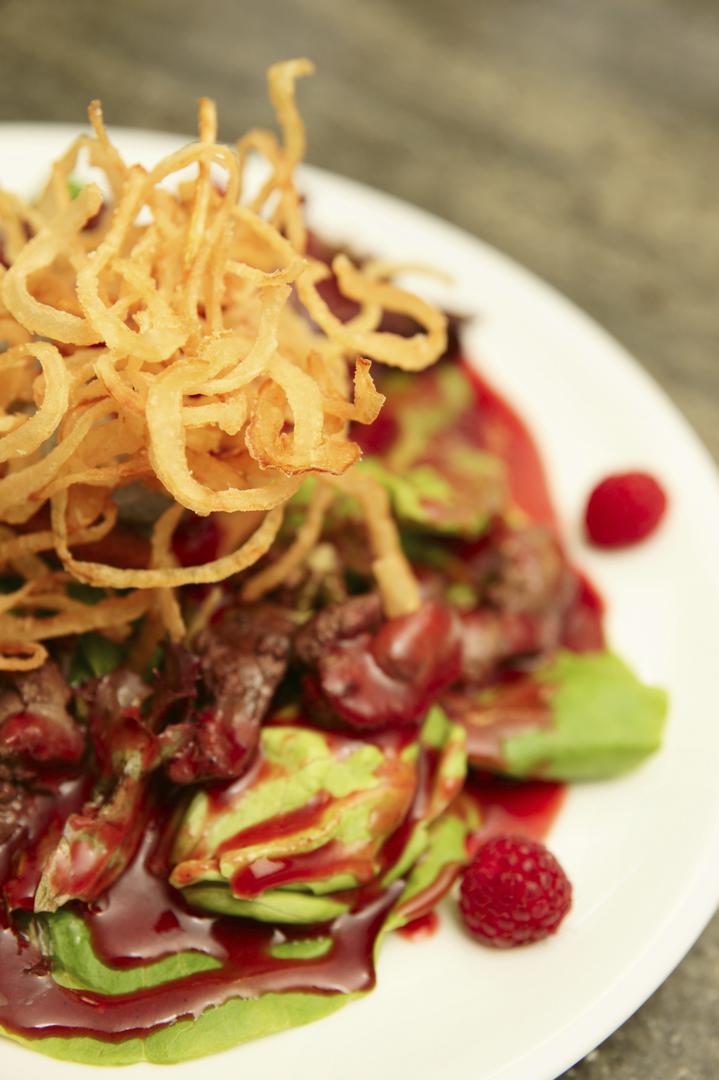 Crveni umak, bez poklopca. Sve će poprskati.