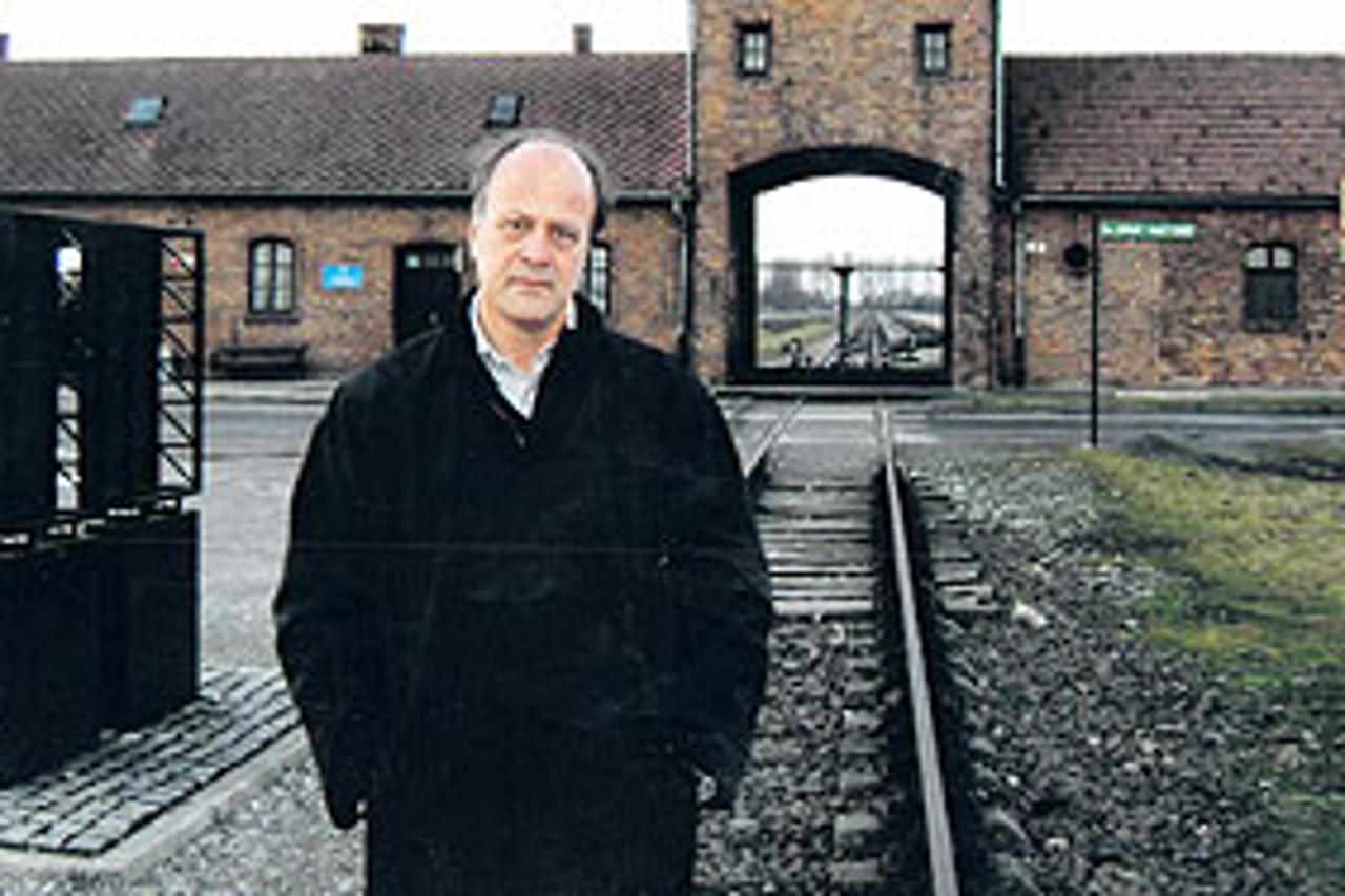 Redatelj Jakov Sedlar  pred ulazom u zloglasni logor Auschwitz   