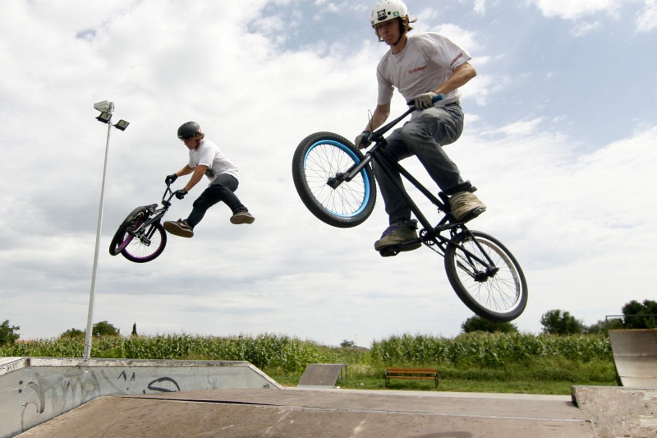 '28.07.2010., Koprivnica - Ivan Srbi\\u009A (lijevo) je vjerojatno najbolji hrvatski vozac BMX-a do 16 godina starosti, a Silvijo Sestak tim ekstremnim sportom se bavi godinu dana. Photo: Marijan Suse