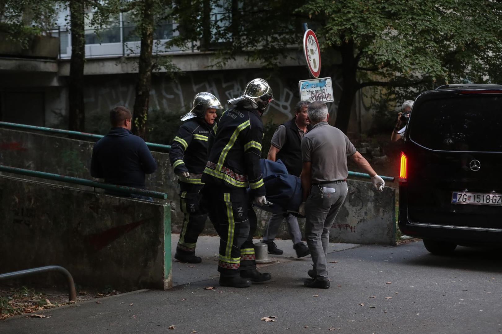 18.09.2020., Zagreb - Policijski ocevid u ulici Vladimira Ruzdjaka u naselju Savica, gdje je navodno doslo do ubojstva i samoubojstva.Vatrogasci su asistirali policiji i mrtvozornicima da iznesu dva tijela. Photo: Zeljko Lukunic/PIXSELL