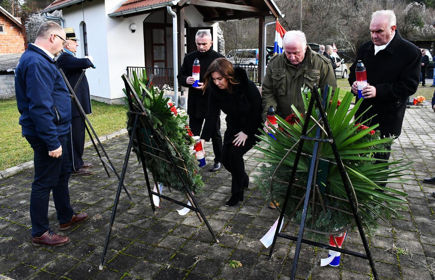 27.12.2022., Bucje - Kod spomen obiljezja poginulim braniteljima​ polaganjem vijenaca i prigodnom komemoracijom​ pored kapelice posvecene sv. Antunu Padovanskom ​o​biljezena je 31. obljetnica oslobadjanja zloglasnog uporista u Bucju tijekom Operacije Papuk 91. Bucje je poznato po zloglasnom logoru kroz koji je proslo gotovo 300 logorasa.To je jedna od znacajnijih vojnih operacija 91.godine u Pozesko-slavonskoj zupaniji i racuna se kao prekretnica u Domovinskom ratu nakon koje su uslijedili Bljesak, Maslenica i Oluja.   Photo: Ivica Galovic/PIXSELL