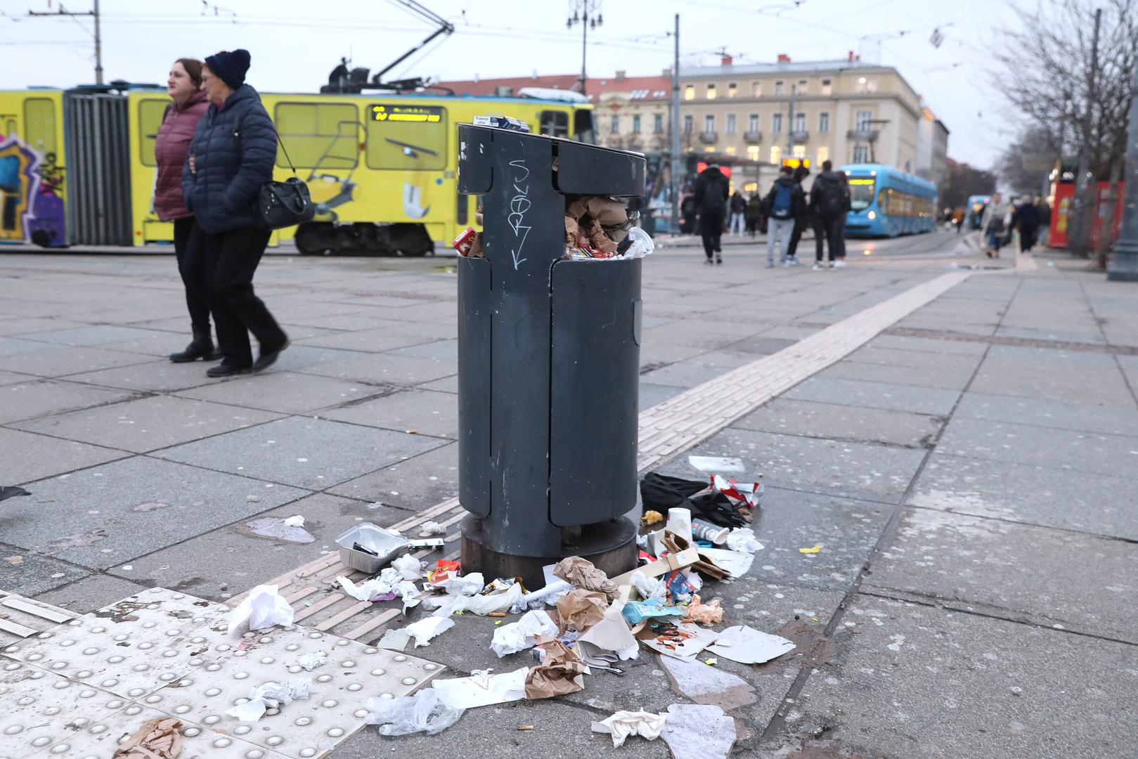 25.01.2023., Zagreb - Treci dan strajka radnika Cistoce Zagreb se pretvorio u vrecograd i sve je veca kolicina neodvezenog otpada koja se skuplja na ulicama. Gradjani glavnog grada pitaju se hoce li se gradonacelnik Tomasevic, koji je prvi dio tjedna proveo na sluzbenom putu u Ateni na sastanku gradonacelnika jugoistocne Europe, ukljuciti u rjesavanje problema koji su nastali zanemarivanjem problema u Cistoci i moze li on uopce nesto napraviti. Photo: Patrik Macek/PIXSELL