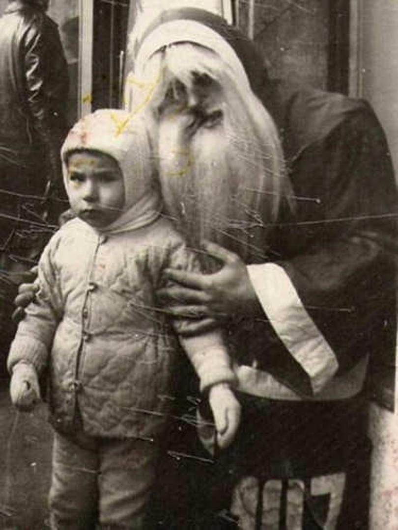 Djed Božićnjak trebao bi biti simbol veselja i radosti, ali često kostimirani djedice rasplaču djecu i plaše ih.