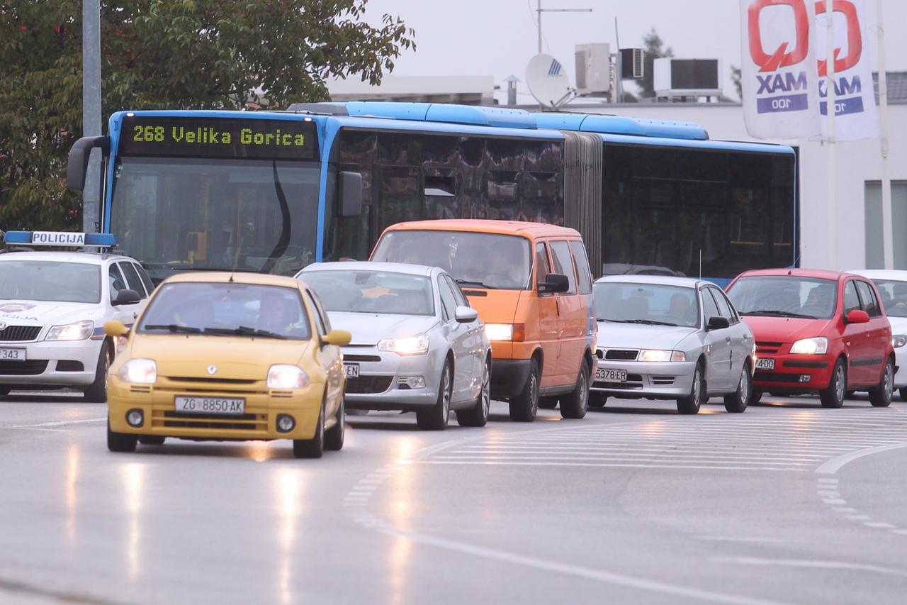 30.09.2013., Zagreb - Prilikom naglog kocenja autobusa ZET-a na liniji 268 za Veliku Goricu doslo je do pucanja stakla. Ozlijedjenih putnika nema. Nakon policijskog ocevida i davanja iskaza o nesreci, putnici su prebaceni u drugi autobus.  Photo: Zeljko L