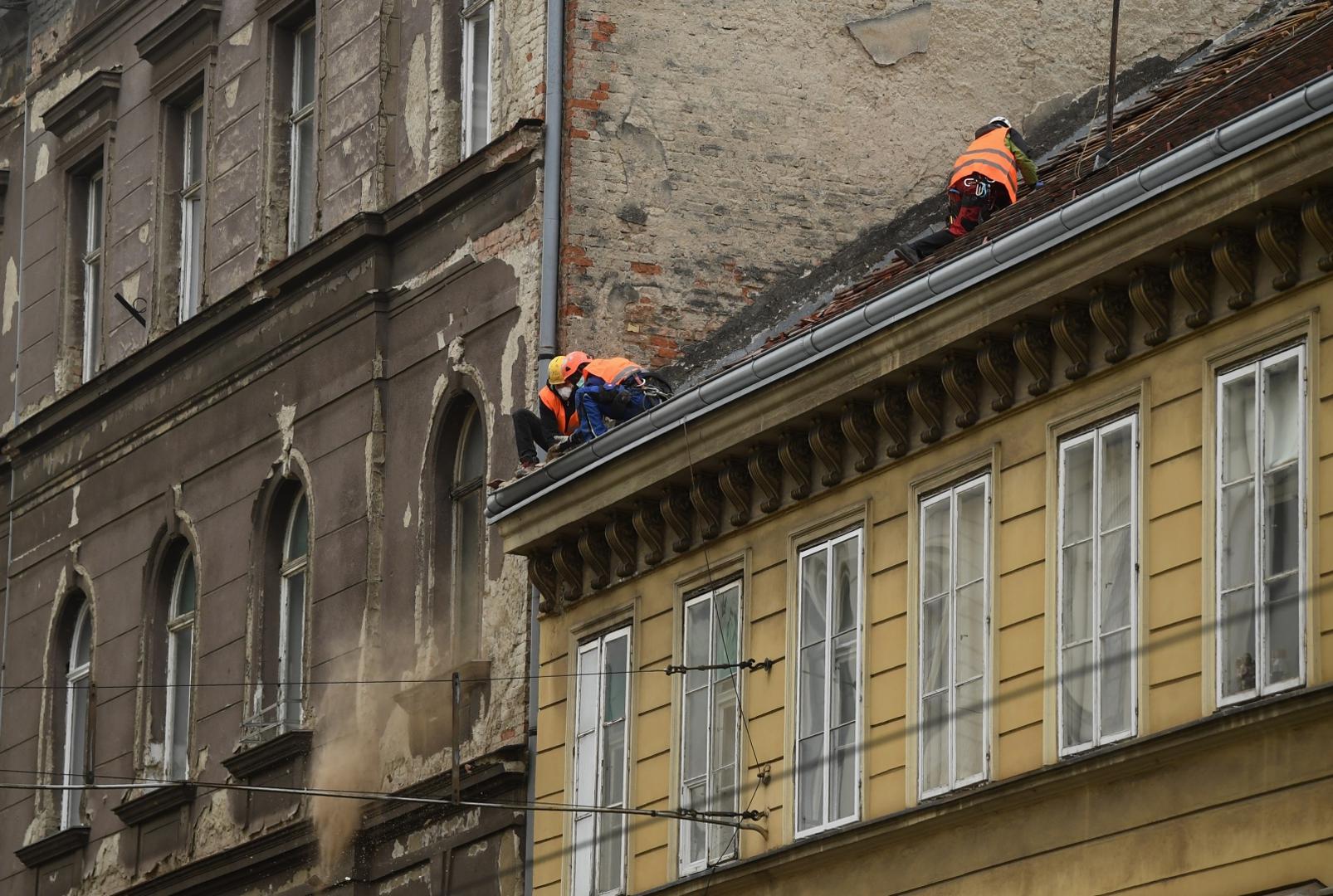 26.03.2020., Zagreb - Civilna zastita sanira krov u Frankopanskoj ulici. Photo: Marko Lukunic/PIXSELL