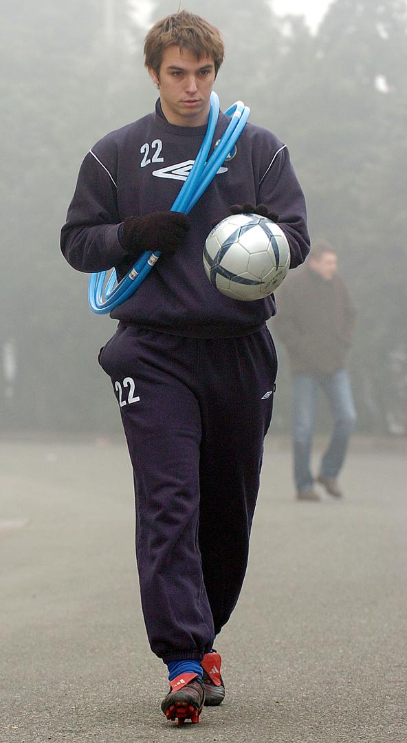 Pod palicom Miroslava Blaževića, s tek 18 godina postao je najmlađi kapetan u povijesti kluba, vodeći "Modre" do naslova prvaka u sezoni 2002./03. kada je i proglašen najboljim igračem lige. Činilo se da je rođena nova Dinamova ikona.