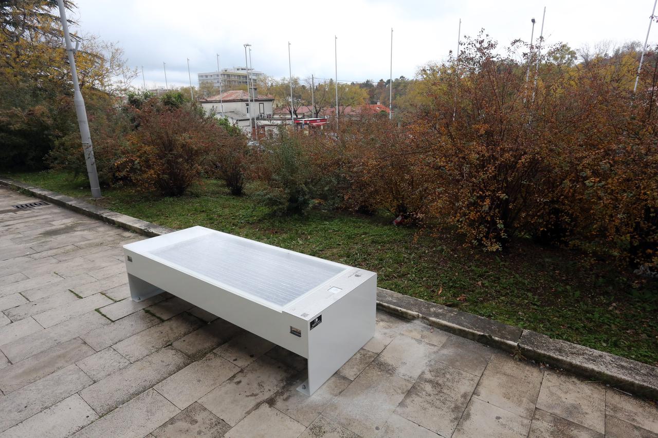 Rijeka je dobila pametne klupe opremljene punja?ima za mobitele i solarnim panelima