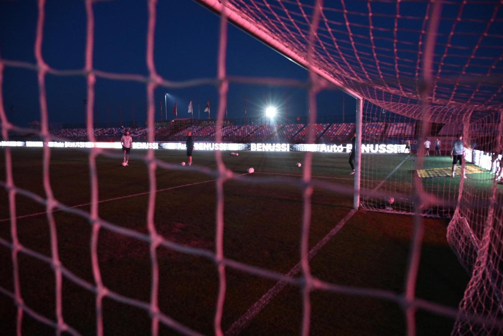 Domaća Gorica u 5.kolu HNL-a dočekuje Rijeku, a utakmica je bila pod velikim upitnikom. Na stadionu u Velikoj Gorici je mrak jer se pojavio problem u agregatoru koji napaja reflektore stadiona. Igrači su se krenuli zagrijavati u mraku, a utakmica je kasnila pola sata