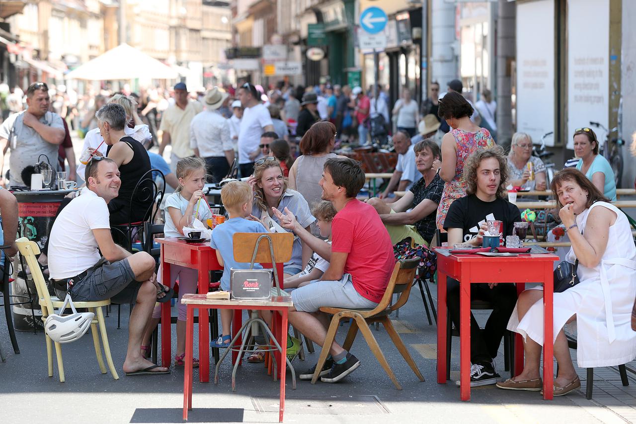 Na tramvajskim tračnicama održan najveći ilički buvljak i second hand modna revija
