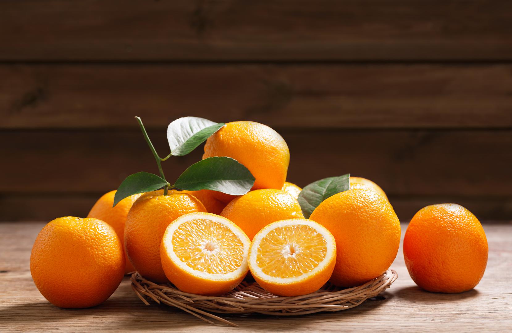 Naranče: Jedna ili dvije kriške naranče mogu biti izvrsna ljetna poslastica za vašeg psa. Bogate su vitaminom C i mogu pružiti zdrav energetski poticaj, što ih čini savršenim zalogajem tijekom šetnji. Samo pazite da prije davanja uklonite sve sjemenke.