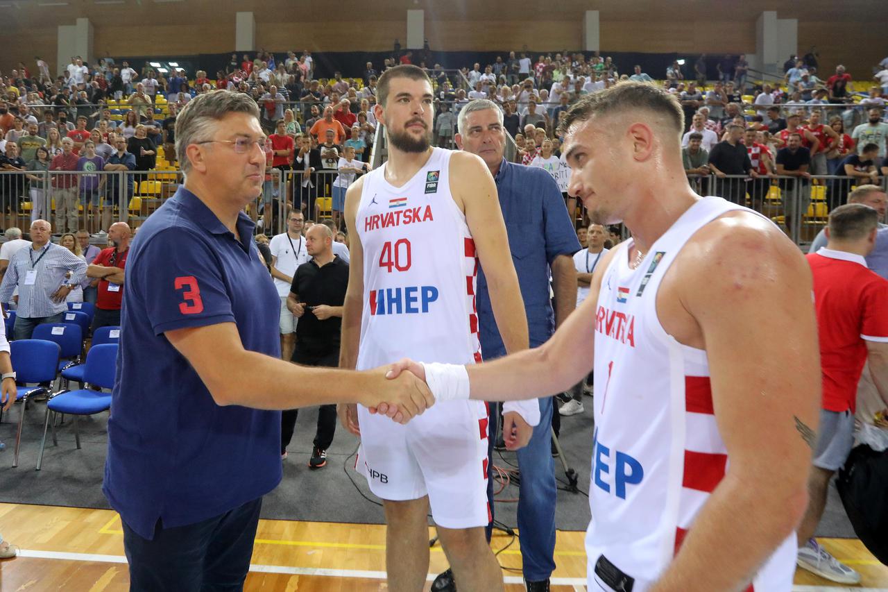 Opatija: Premijer Plenković s djecom popratio je košarkaški susret Hrvatska - Švicarska