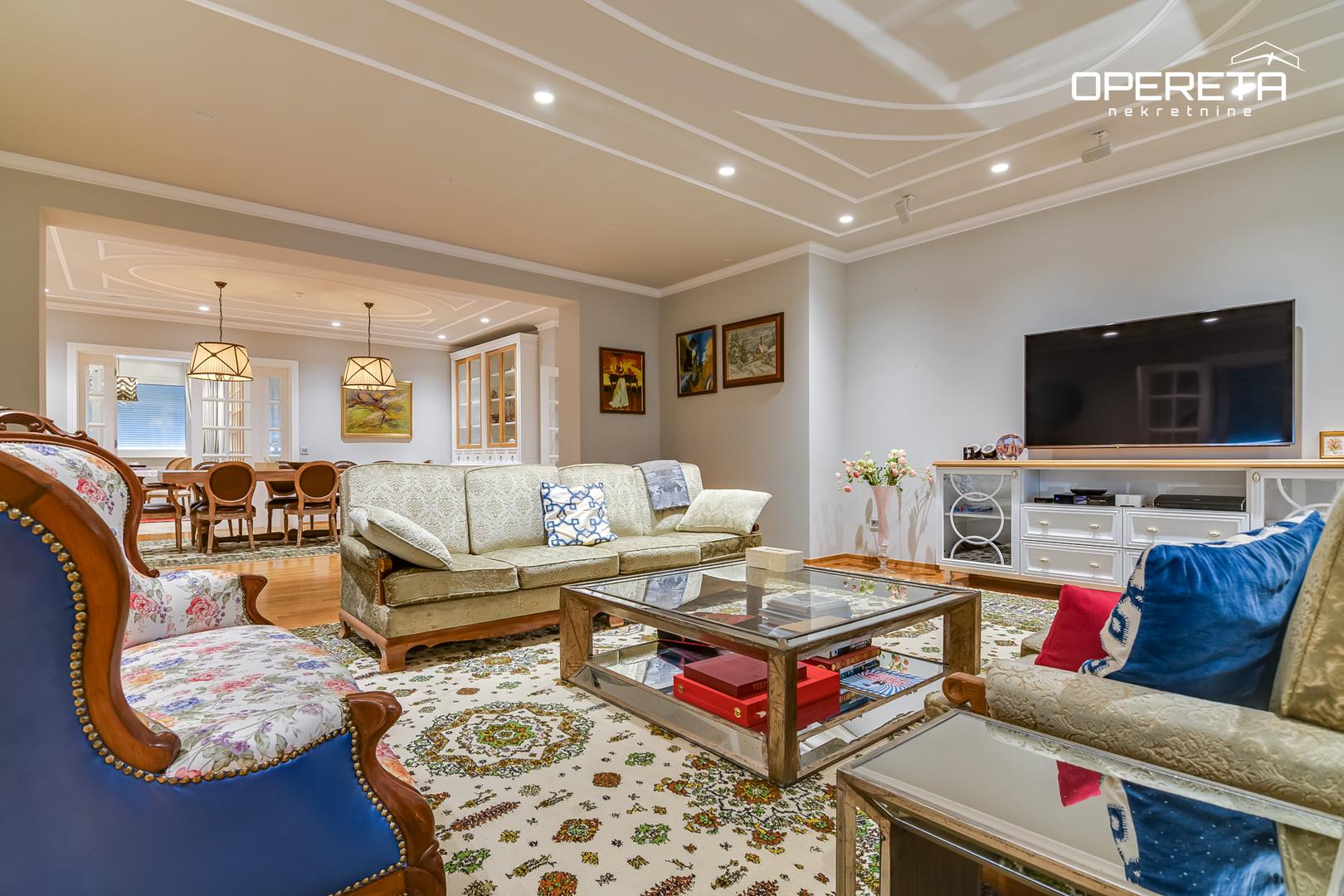 Središnji dio čini elegantno uređen dnevni prostor koji objedinjuje kuhinju, blagovaonicu i dnevni boravak, dok su spavaće sobe organizirane kao zasebne cjeline koje osiguravaju mir i privatnost. 