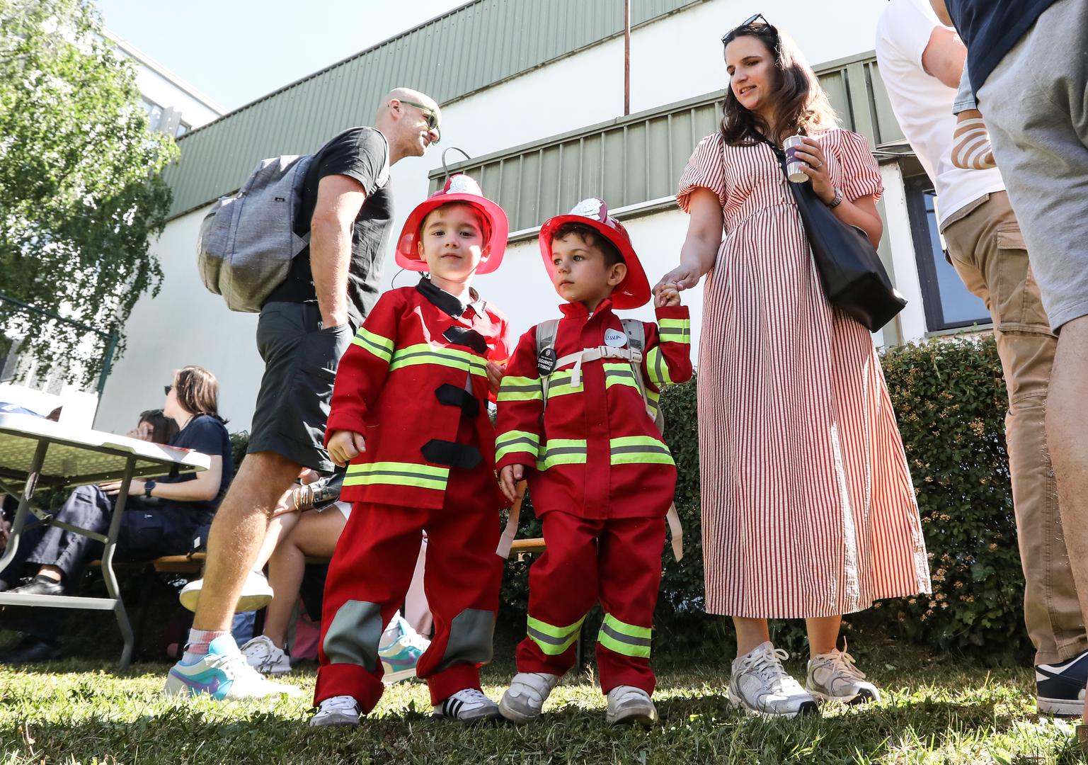 Djeca su s oduševljenjem razgledavala vatrogasna vozila, isprobavala opremu i sudjelovala u demonstracijama, dok su vatrogasci pokazivali kako izgleda rad na intervencijama i koliko tehnologija danas pomaže u spašavanju života. 