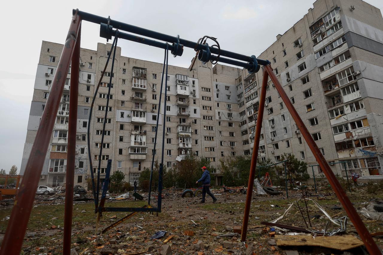 Ukrainian servicemen fire towards Russian troops on self-propelled howitzer in Donetsk region