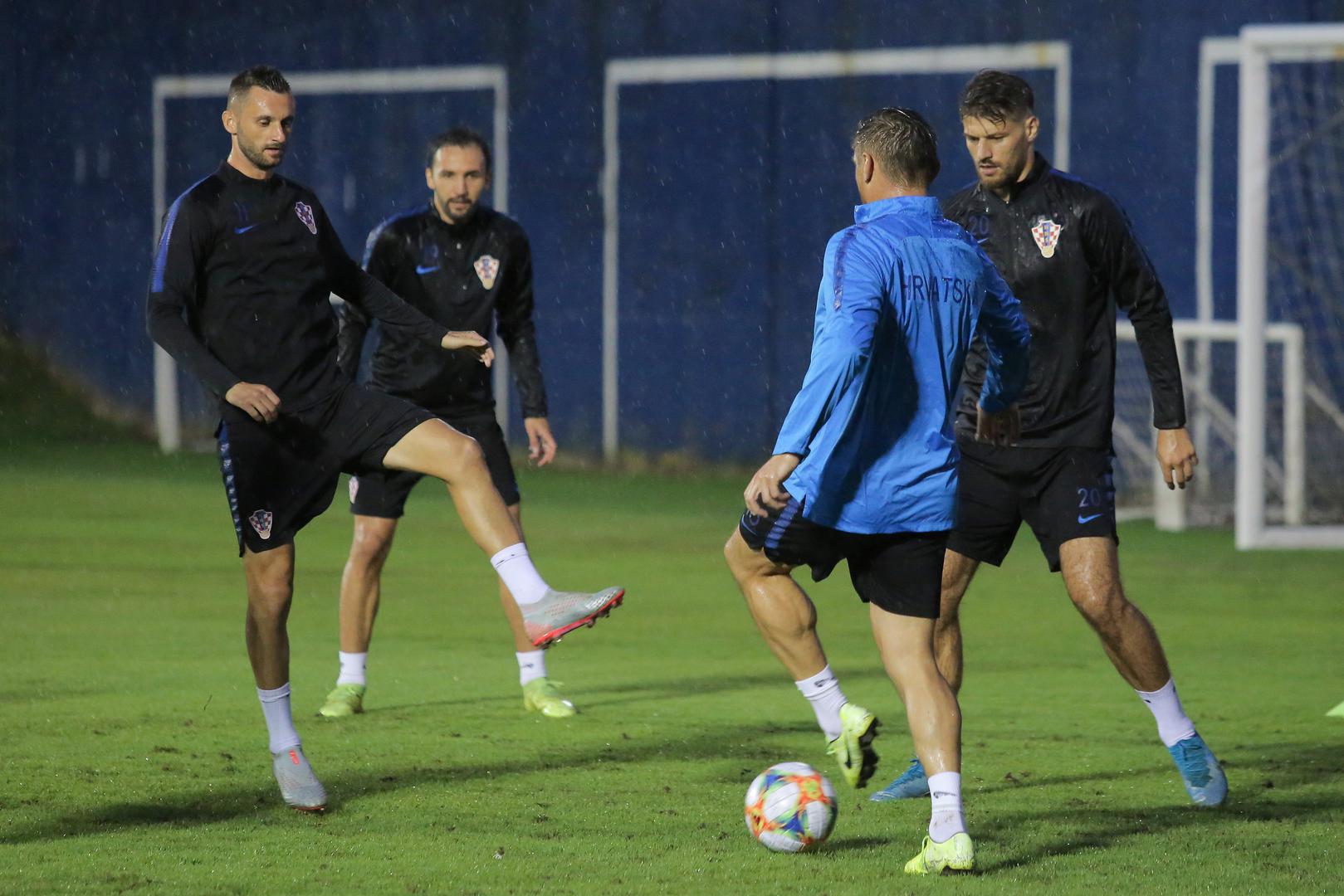 Po jakoj kiši reprezentativci su odradili regeneracijski trening na pomoćnom igralištu maksimirskog stadiona na kojemu su sudjelovali svi igrači osim kapetana Luke Modrića te Ante Rebića, koji će se momčadi pridružiti tijekom večeri nakon što je ranije u ponedjeljak dogovorio prelazak iz Eintrachta u Milan.