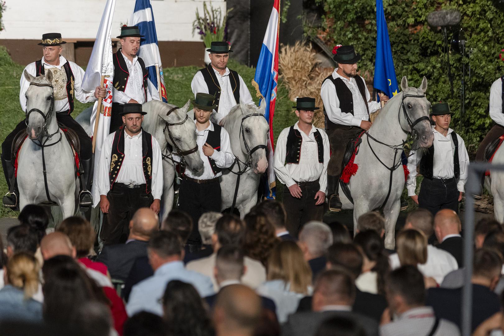 Prve priredbe u sklopu Vezova počele su 19. lipnja, a Vezovi se nastavljaju i sutra dok je u nedjelju, 5. srpnja, glavna priredba – svečani mimohod središnjim ulicama grada. U njemu će ove godine prodefilirati oko 70 folklornih skupina iz zemlje i svijeta, okićene svatovske zaprege, jahači i drugi.

