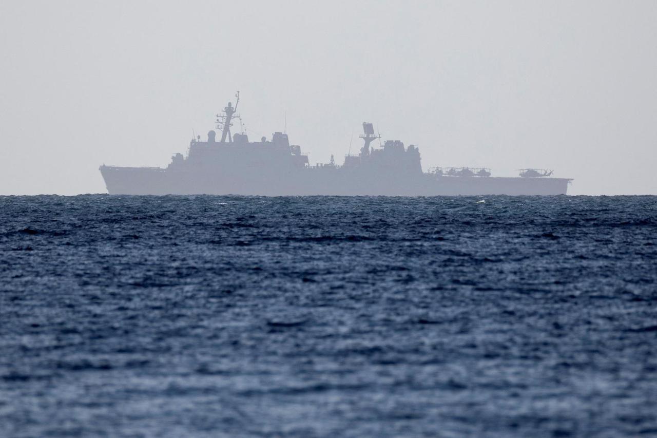 The U.S. Navy amphibious transport dock ship USS Fort Lauderdale (LPD-28) sails off the coast of Arroyo