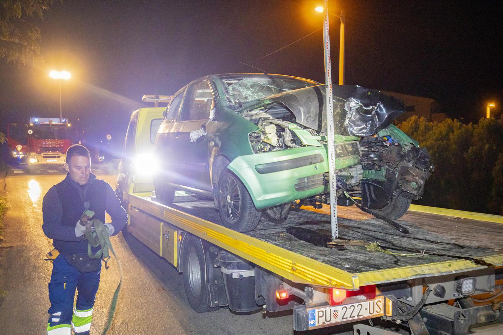 03.05.2022.., Pula - Prometna nesreca na zupaniskoj cesti Fazana-Veli vrh prije skretanja za Stinjan. Hundai Getz zelene boje sletio je sa ceste te udario u stablo. Osoba je preminula u vozilu pitne pomoci. Photo: Srecko Niketic/PIXSELL