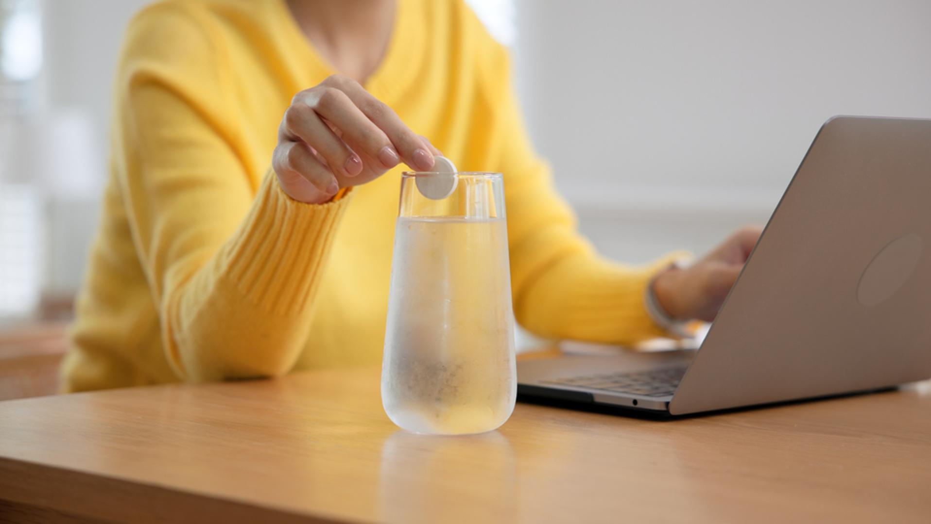 U svijetu dodataka prehrani magnezij je posljednjih godina postao jedan od najtraženijih i mnogi ga uzimaju 'za svaki slučaj'. Riječ je o mineralu važnom za normalno funkcioniranje organizma, a dodatne doze neki koriste zbog mogućih koristi poput snižavanja krvnog tlaka, pomoći kod sna, podrške kod dijabetesa i smanjenja rizika od srčanih bolesti, piše Best Life. 