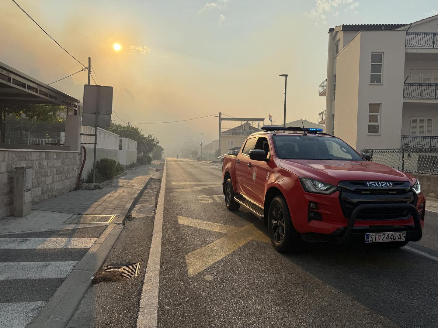 11.08.225., Krilo Jesenice - Veliki požar iznad Krila Jesenice gasi više od 100 vatrogasaca Photo: Ivo Cagalj/PIXSELL