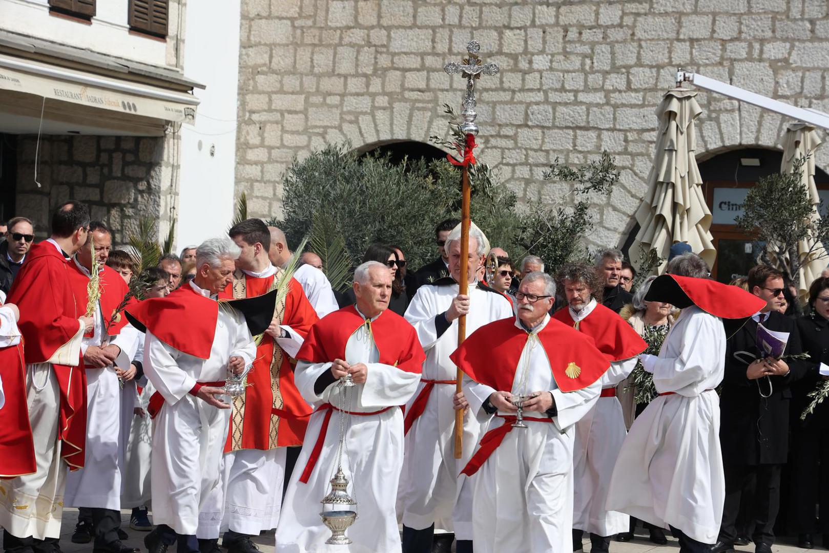 To je posljednjih sedam dana Isusove zemaljske službe, a Cvjetnica je bila "početak kraja"  njegova djelovanja. Isusov svečani ulazak u Jeruzalem u dane prije Pesaha, židovskog blagdana koji se spominje izlaska Židova iz egipatskog ropstva, opisan je u sva četiri evanđelja - po Marku, Mateju, Luki i Ivanu, kao i njegova muka koja je uslijedila nakon toga. 