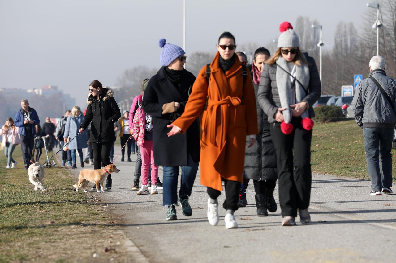 Zagreb: Šetnica uz jezero Jarun puna je ljudi koji uživaju u sunčanom danu