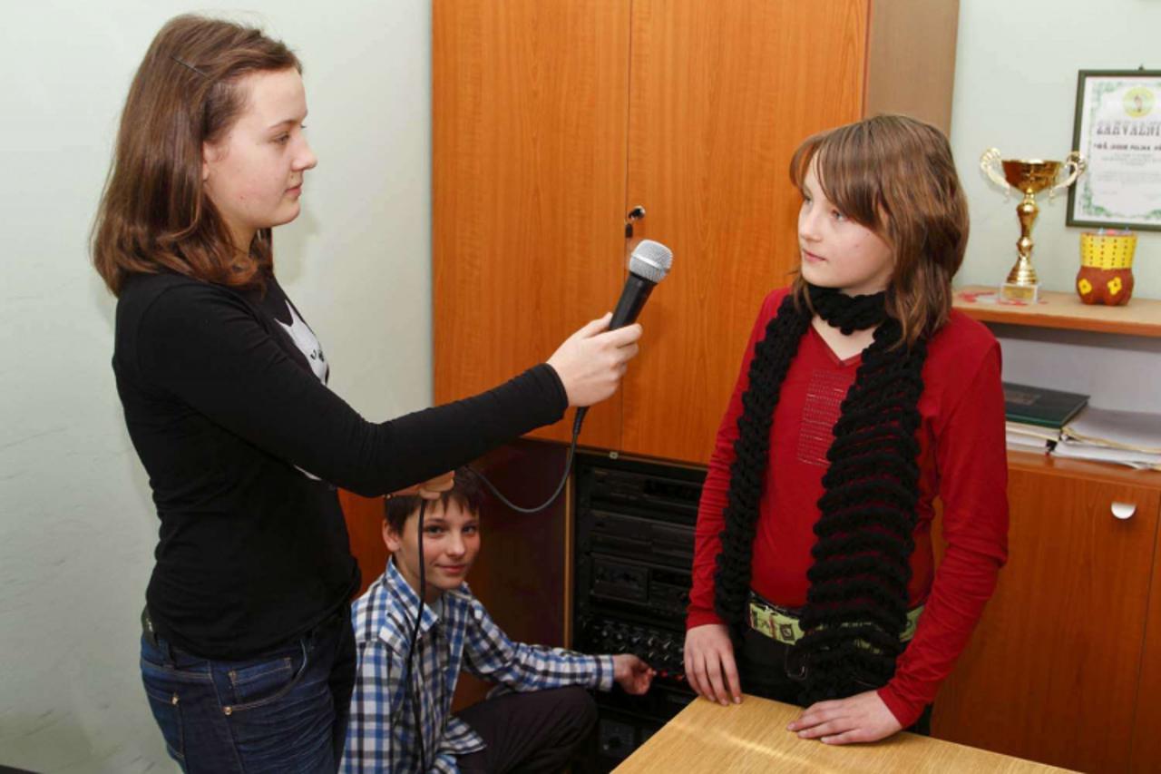 'Var \\u0096 31. 03. 2010., Visnjica \\u0096 Martina u razgovoru za skolski radio sa ucenickom zvijezdom Lucijom Job  PHOTO:  Ljiljana Risek '