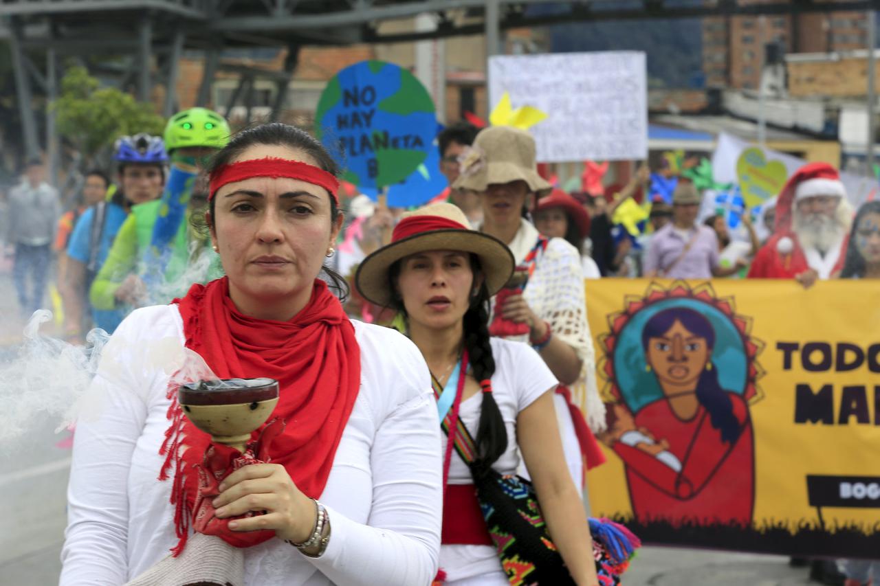 Women activists take part in a march ahead of the 2015 Paris Climate Change Conference, known as the COP21 summit, in Bogota, Colombia November 29, 2015.  REUTERS/Jose Miguel Gomeza