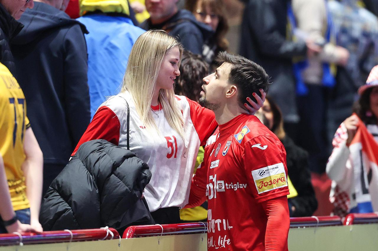 Malmo: Rukometaši nakon utakmice našli su utjehu u zagrljaju obitelji