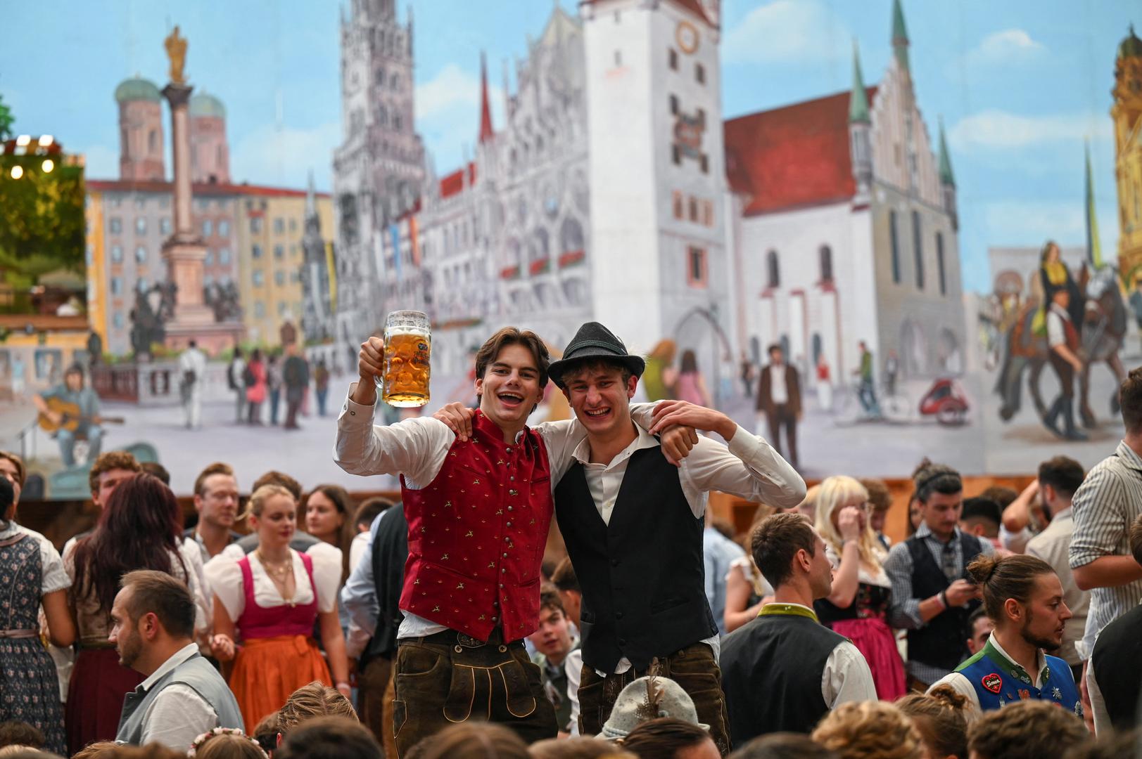 Velik broj posjetitelja posljednjih je godina otvorio i pitanje sigurnosti. Na Oktoberfestu 2025. drugog je subotnjeg dana zbog velike gužve nakratko bio zatvoren ulaz na festivalski prostor. Do naglog stvaranja velikih skupina ljudi došlo je na području između nekoliko velikih šatora, a organizatori su potom pojačali mjere za kontrolu kretanja posjetitelja.