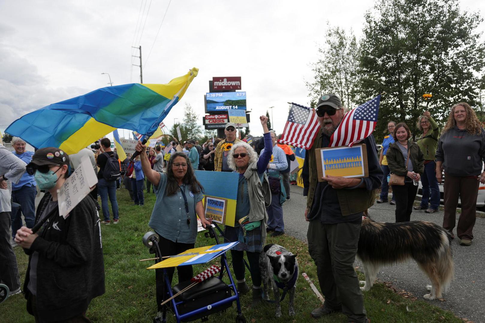 Pro-Ukraine supporters take part in the "Alaska Stands with Ukraine" rally near Seward Highway in Anchorage, Alaska, U.S., August 14, 2025. REUTERS/Jeenah Moon Photo: JEENAH MOON/REUTERS