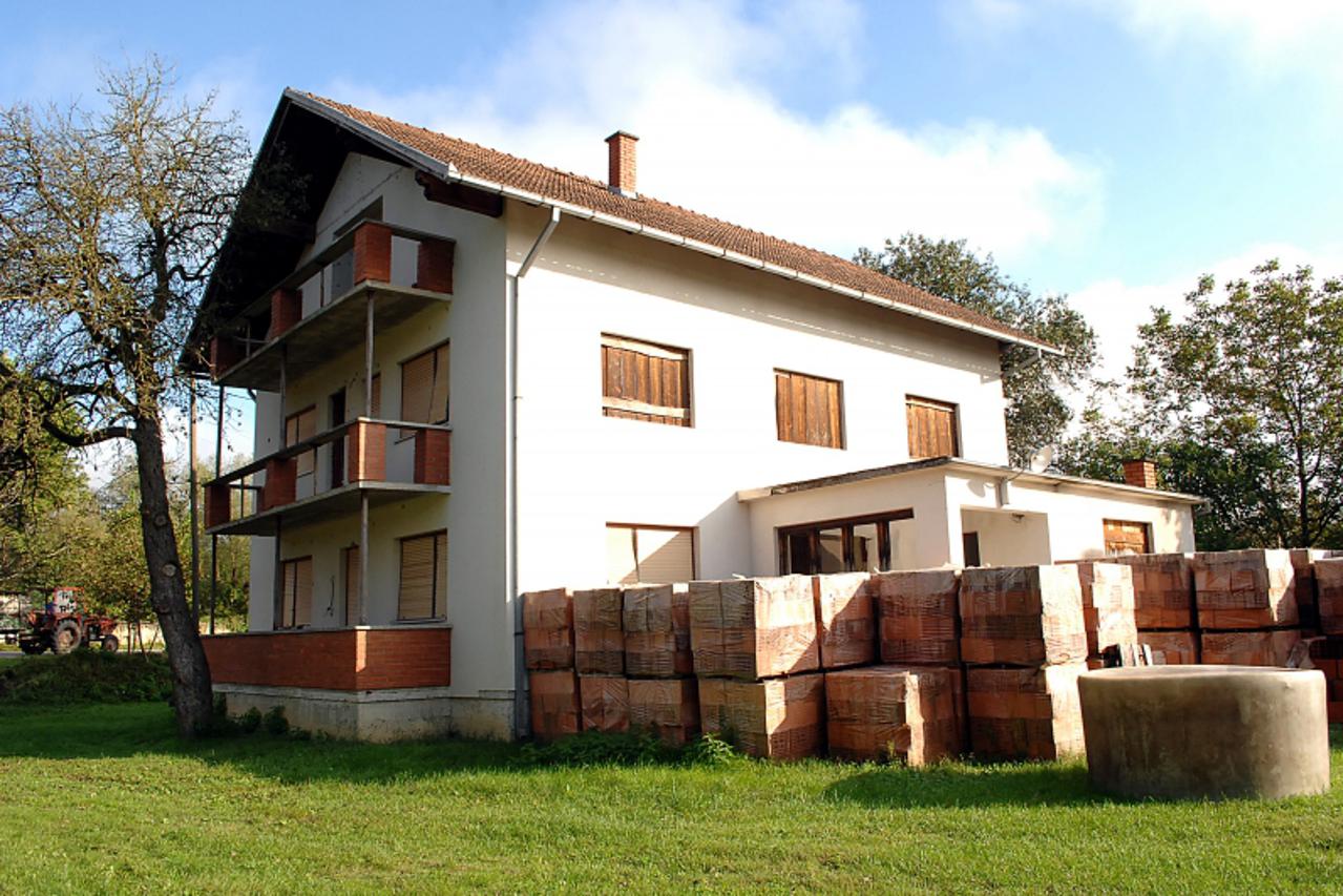 '30.09.2010., Strmen - Prema imovinskoj krtici zupanice Lovric Merzel ova kuca s okucnicom vrijedi 100 tisuca eura. Photo:Nikola Cutuk/PIXSELL'