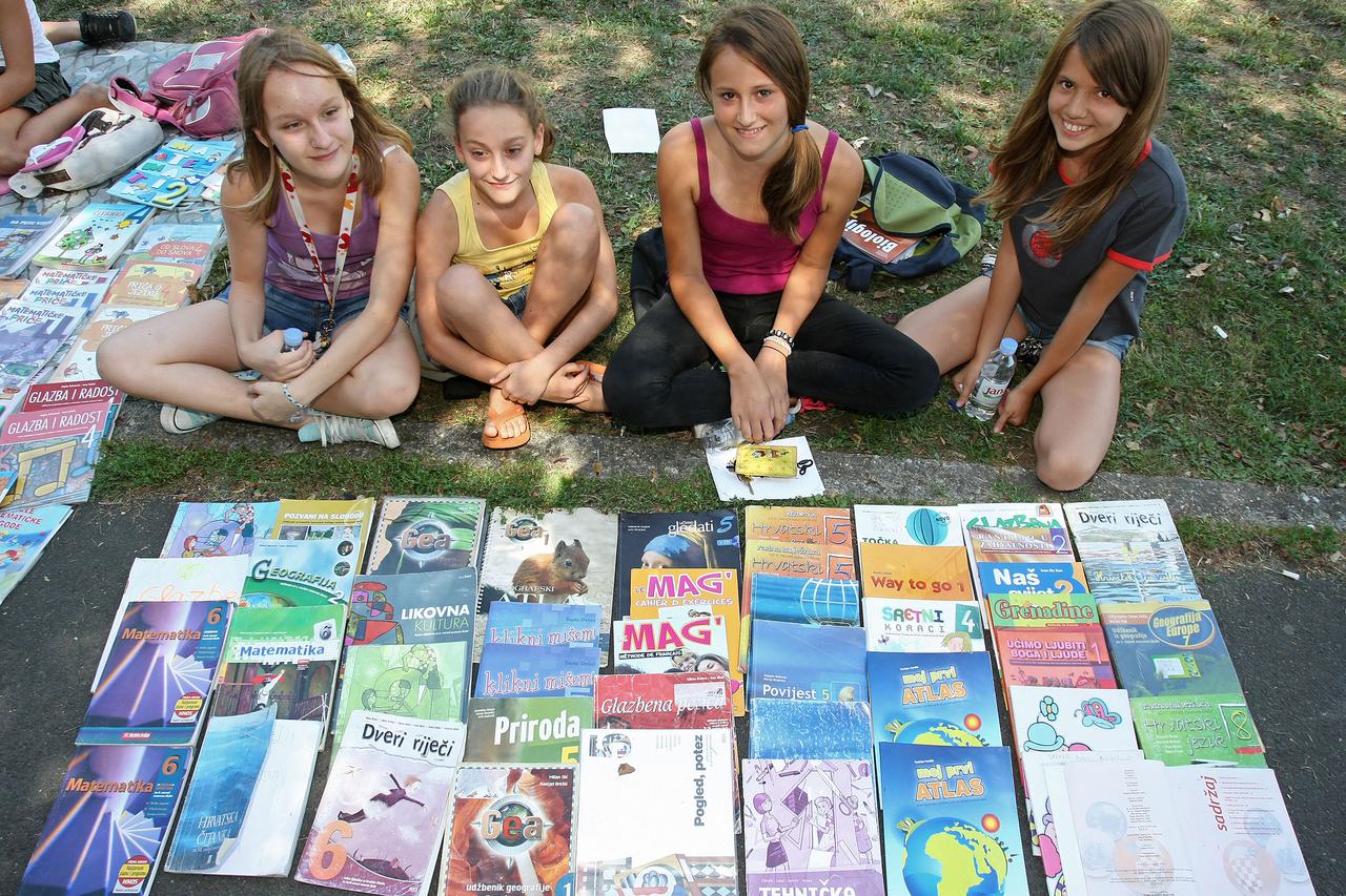 Gradjani su poceli prodavati i razmjenjivati skolske knjige 