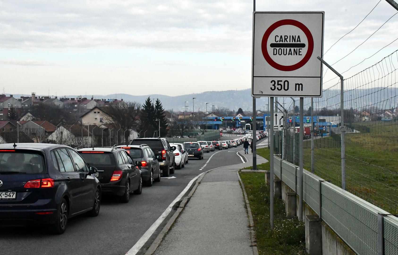 Pred nama su blagdani, vrijeme kada je promet na graničnim prijelazima s Republikom Hrvatskom znatno frekventniji, piše Večernji list BiH. Dijaspora će tradicionalno ovo vrijeme provesti u Bosni i Hercegovini, dok se brojni domaći stanovnici spremaju novu godinu dočekati u granicama Europske unije. Bez obzira na to je li riječ o putovanju na nekoliko sati ili nekoliko dana, važno je znati što, uz osobne stvari, može sadržavati prtljaga putnika koji prelaze granicu u oba smjera.