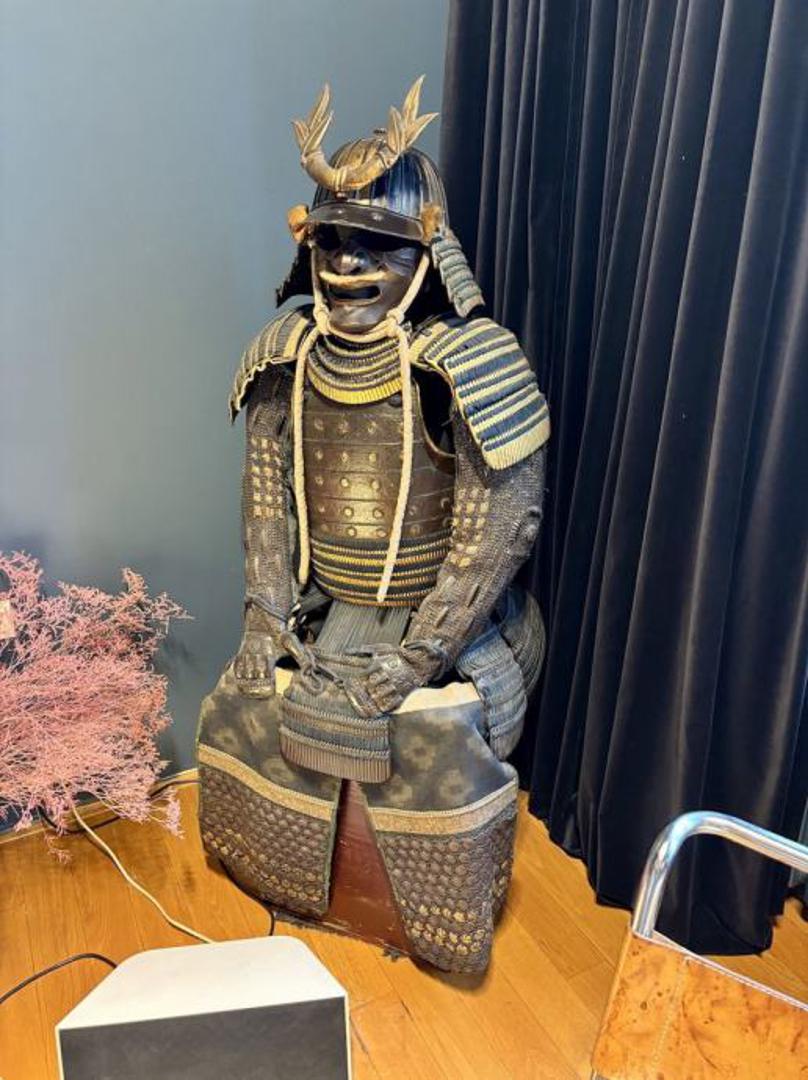 Gornja etaža obuhvaća dvije spavaće sobe, od kojih jedna ima vlastitu kupaonicu s walk-in tušem i kadom, dok druga također ima vlastitu kupaonicu. 