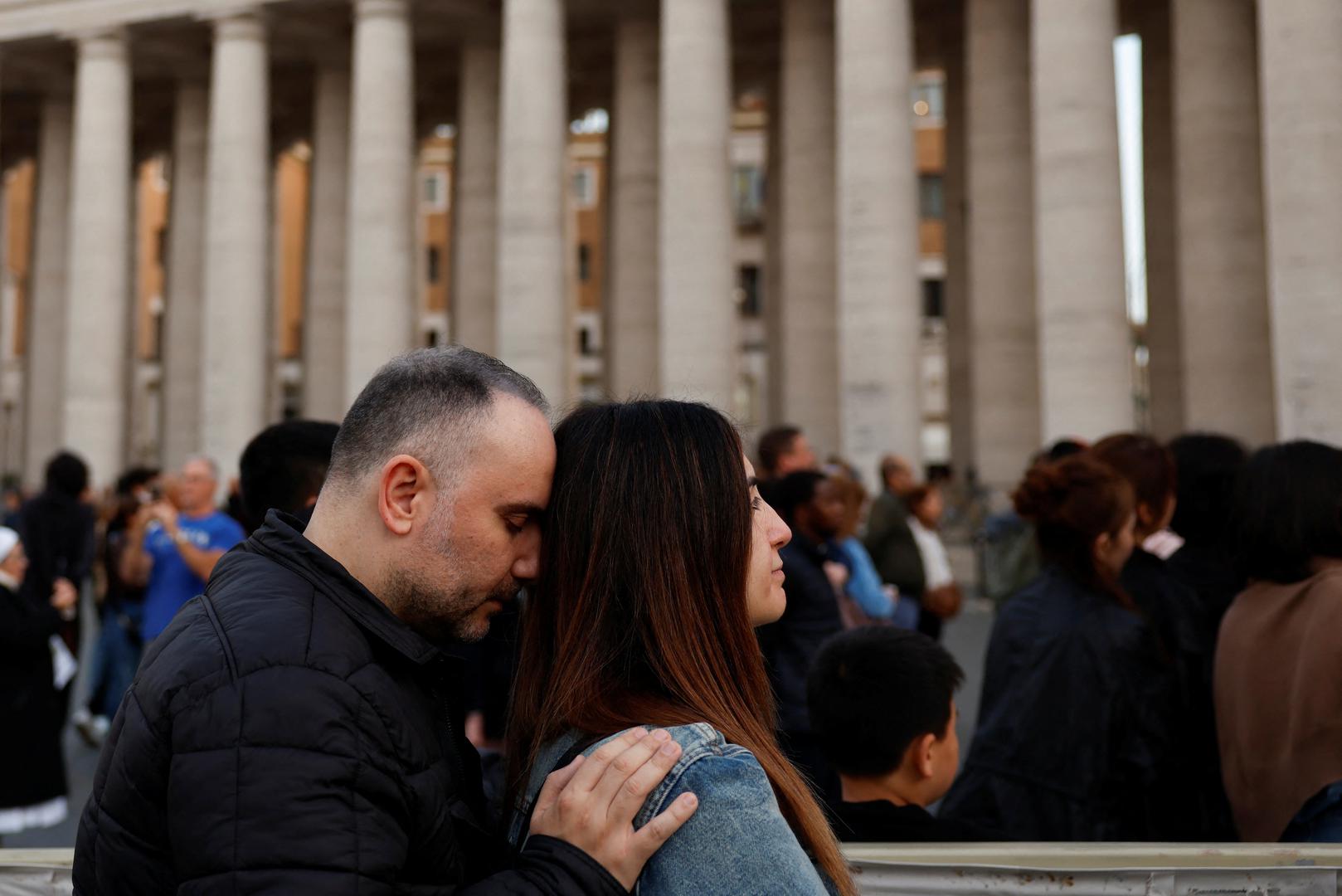 Faithful attend a rosary for Pope Francis, following the death of the pontiff, in St. Peter's square, at the Vatican, April 21, 2025. REUTERS/Susana Vera Photo: SUSANA VERA/REUTERS