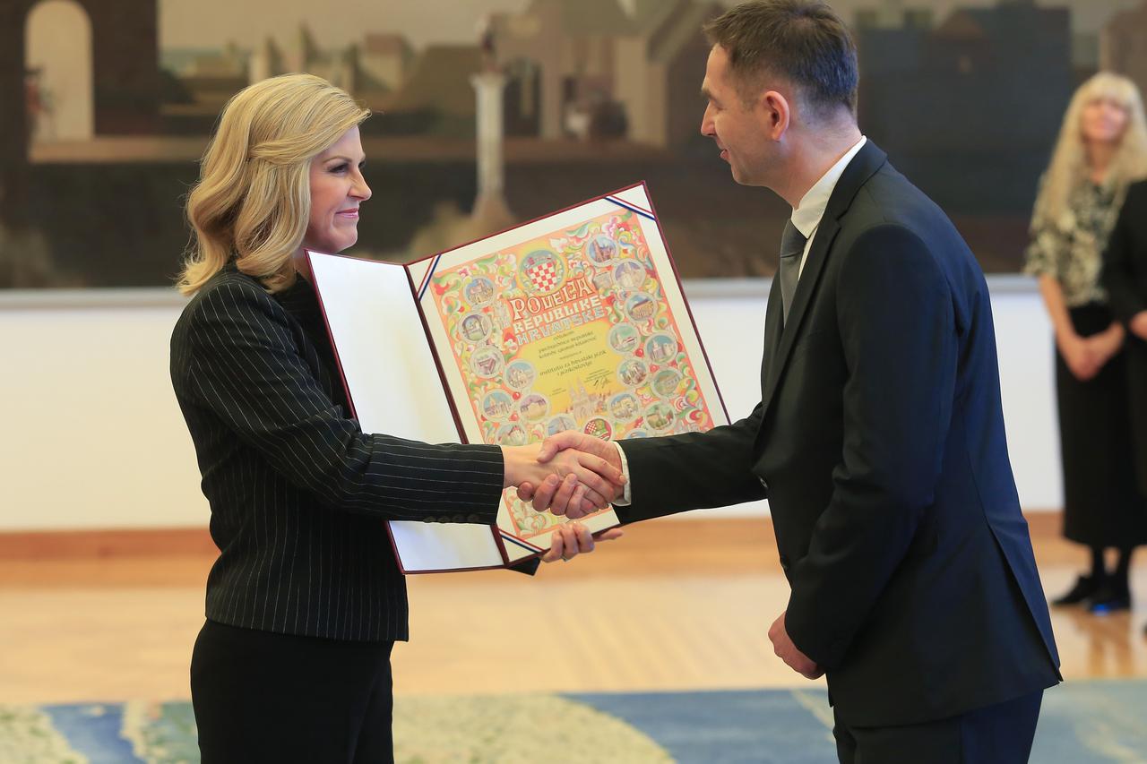 Predsjednica uručila Povelju RH Institutu za hrvatski jezik i jezikoslovlje