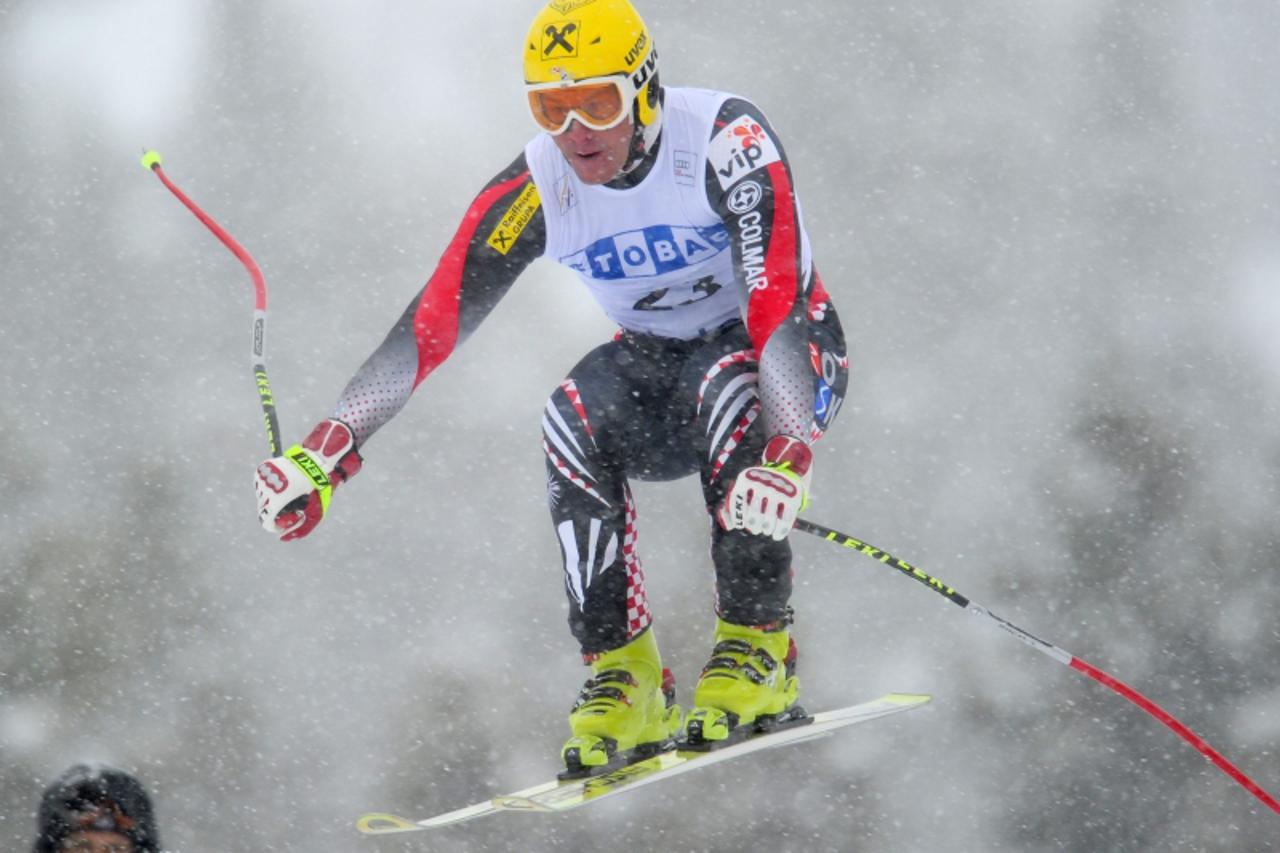 'Croatian skier Ivica Kostelic races during the third training of the Men\'s Downhill during the FIS Ski World Cup in Lake Louise, Canada, November 26, 2010. AFP PHOTO/Emmanuel Dunand'